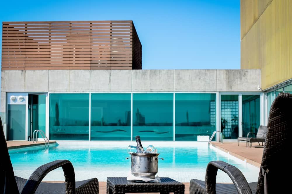 حوض السباحة