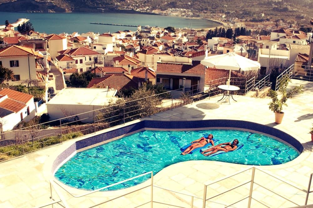 حوض السباحة