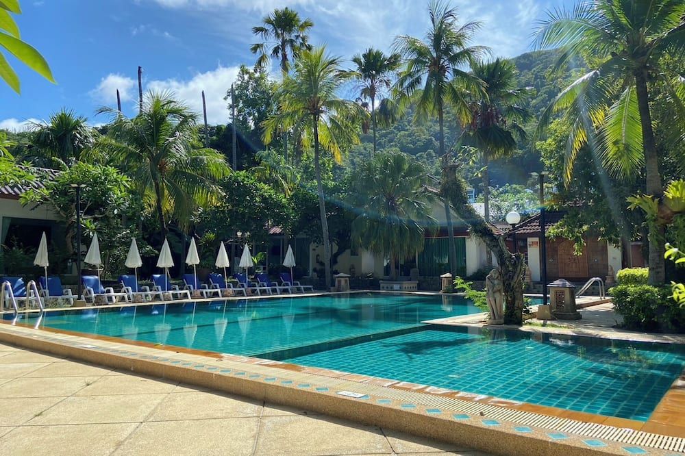 حوض السباحة