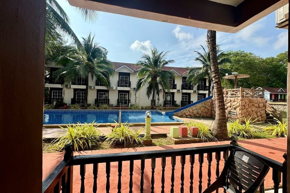 حوض السباحة