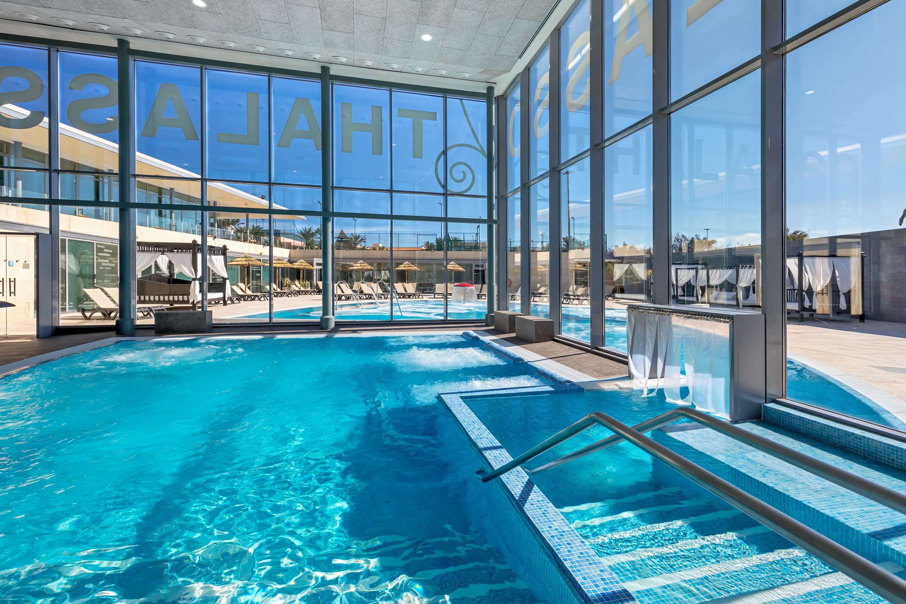 حوض السباحة