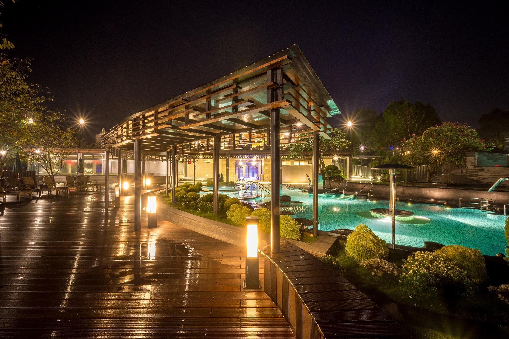 حوض السباحة