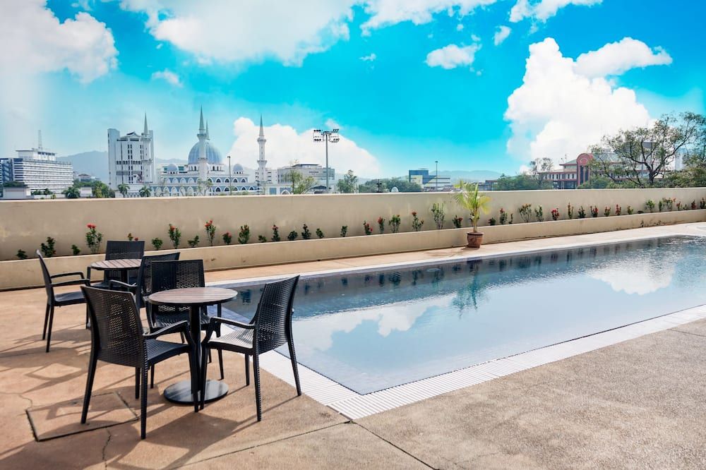 حوض السباحة