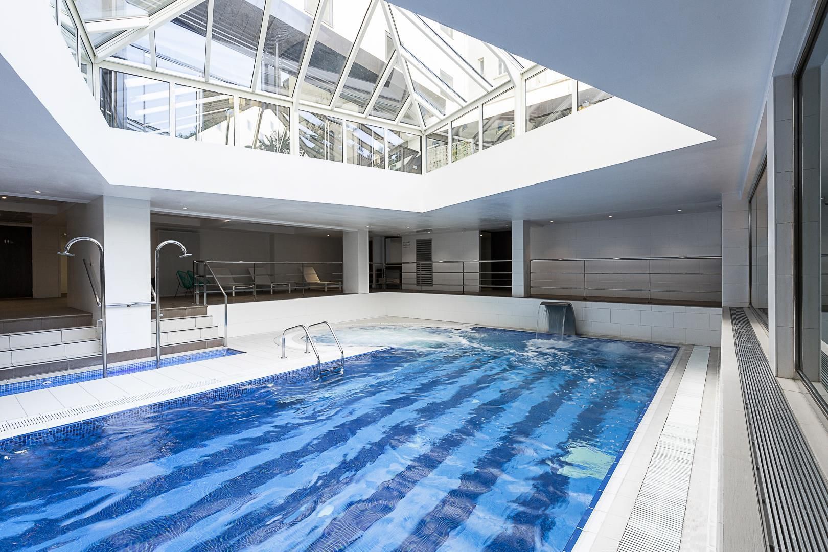 حوض السباحة