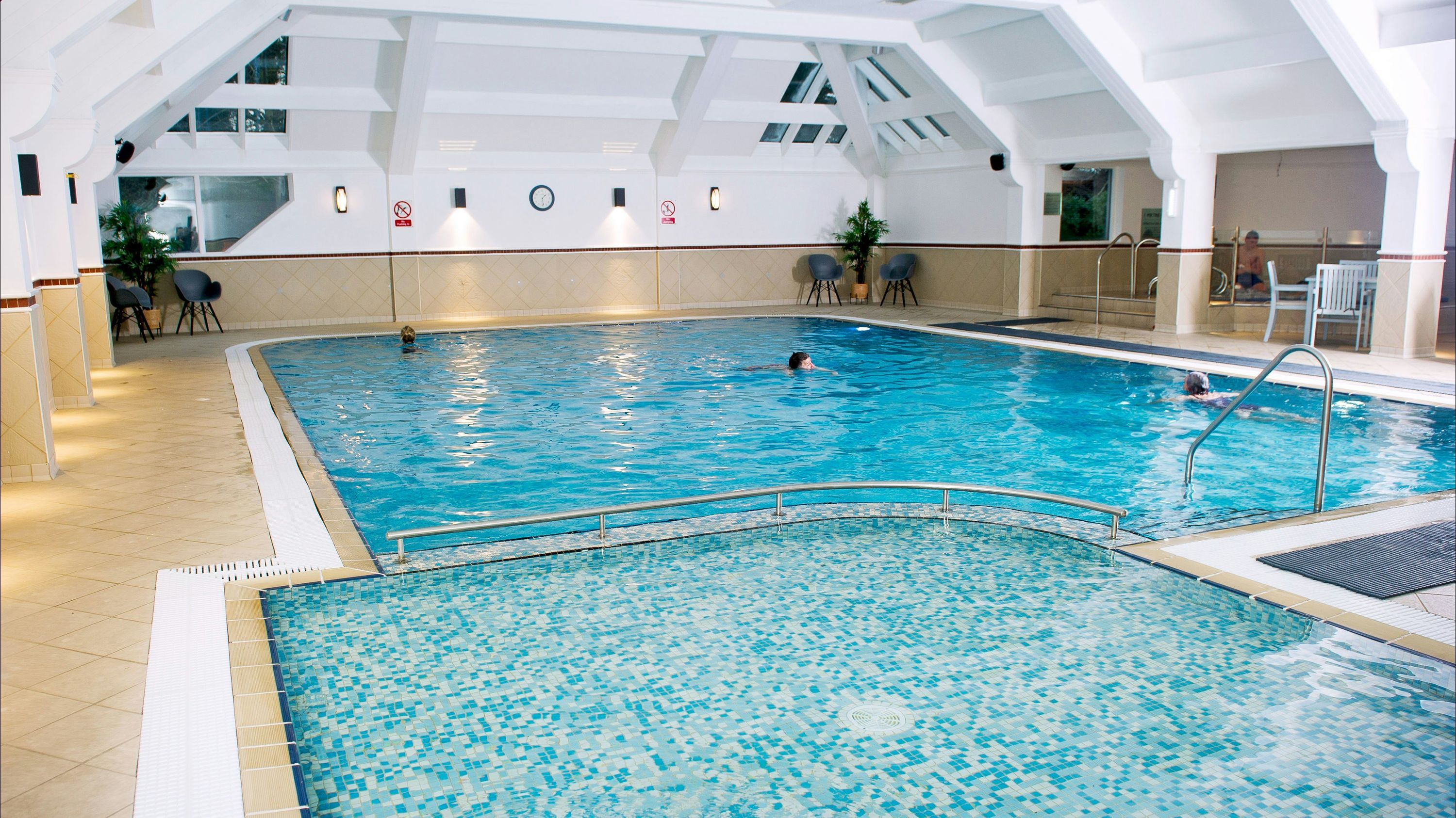 حوض السباحة