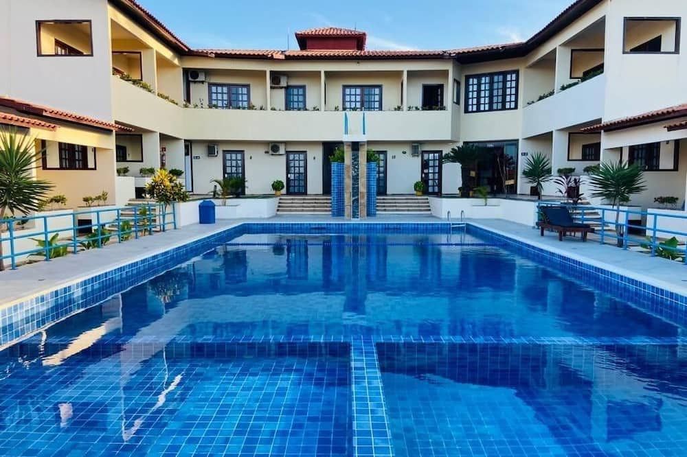 حوض السباحة