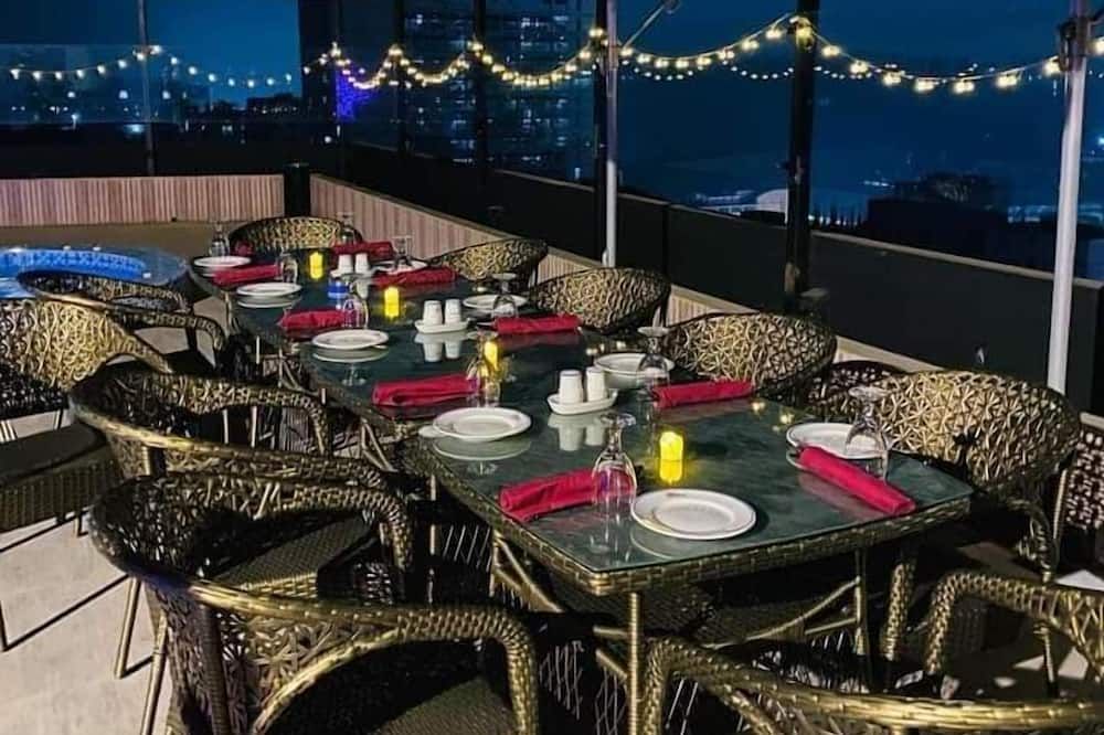 حوض السباحة