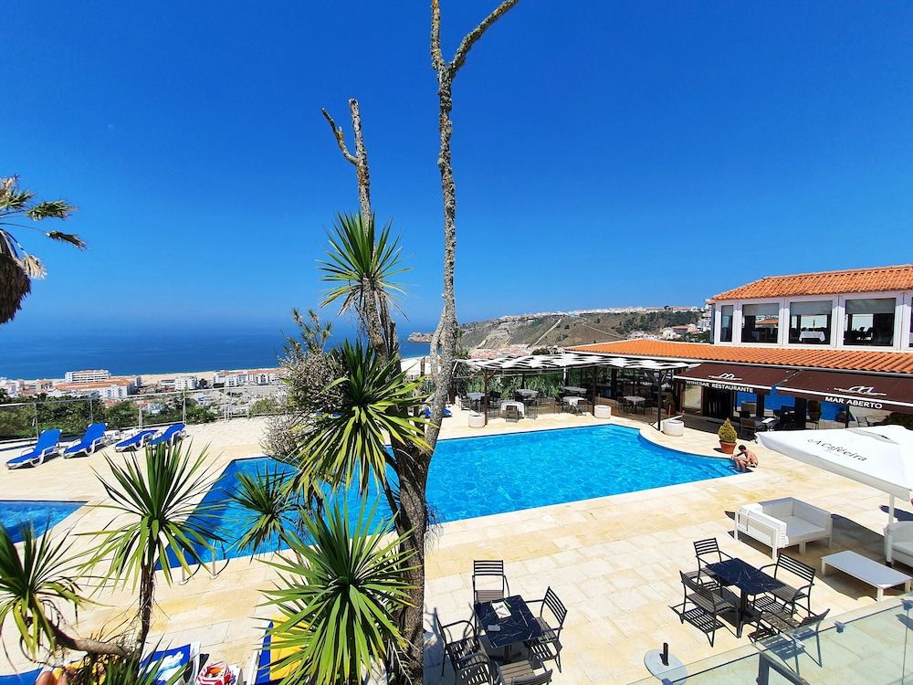 حوض السباحة