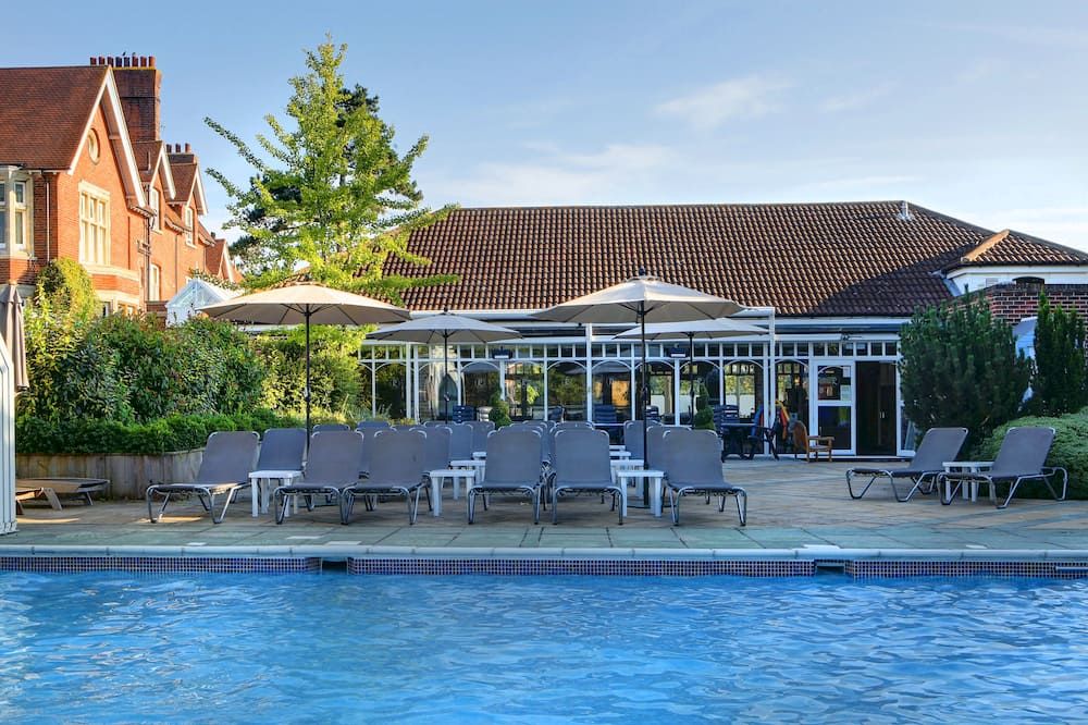 حوض السباحة