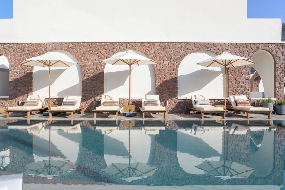 حوض السباحة