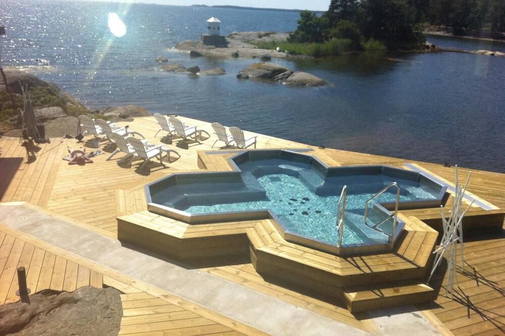 حوض السباحة