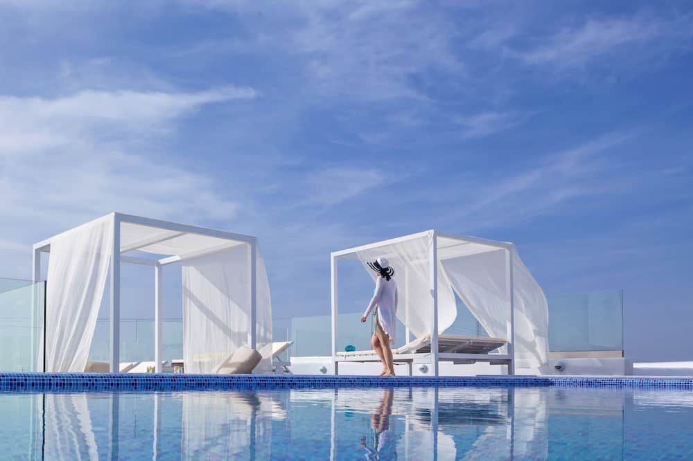 حوض السباحة