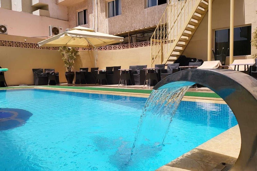 حوض السباحة