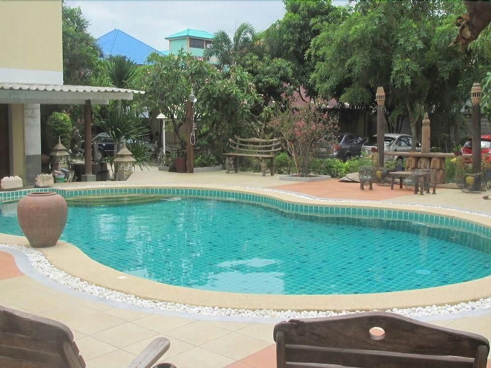 حوض السباحة