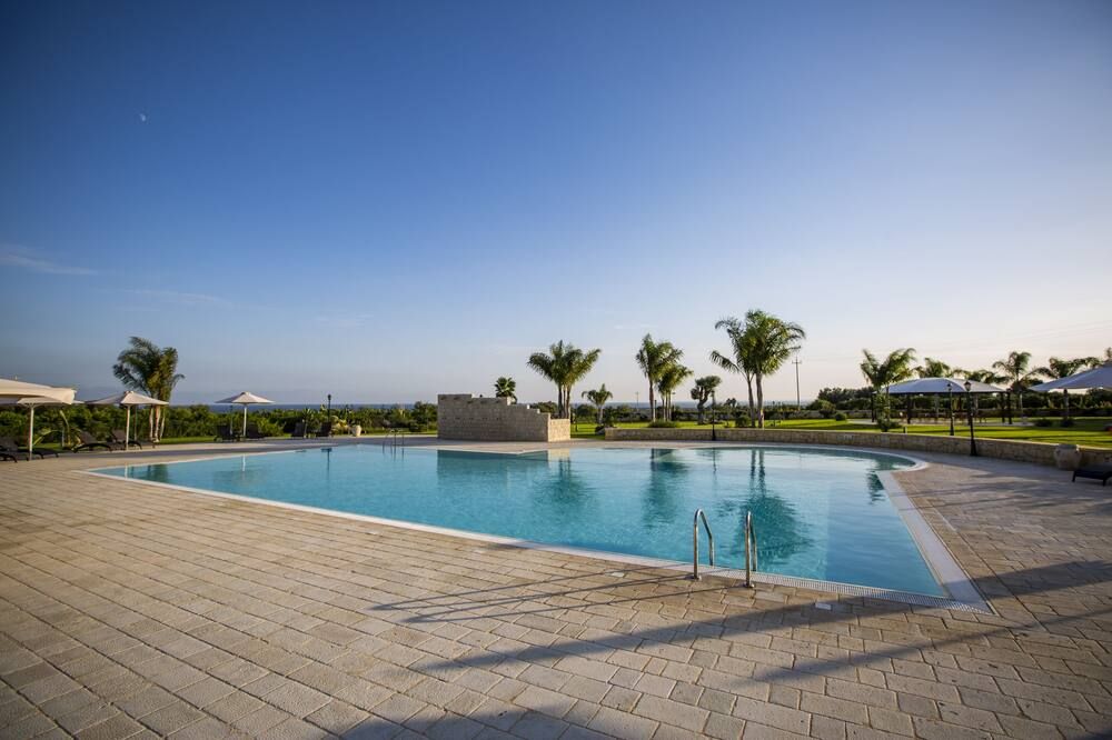 حوض السباحة