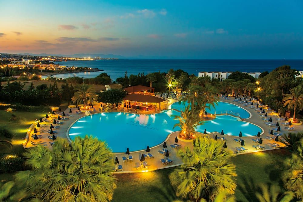 حوض السباحة