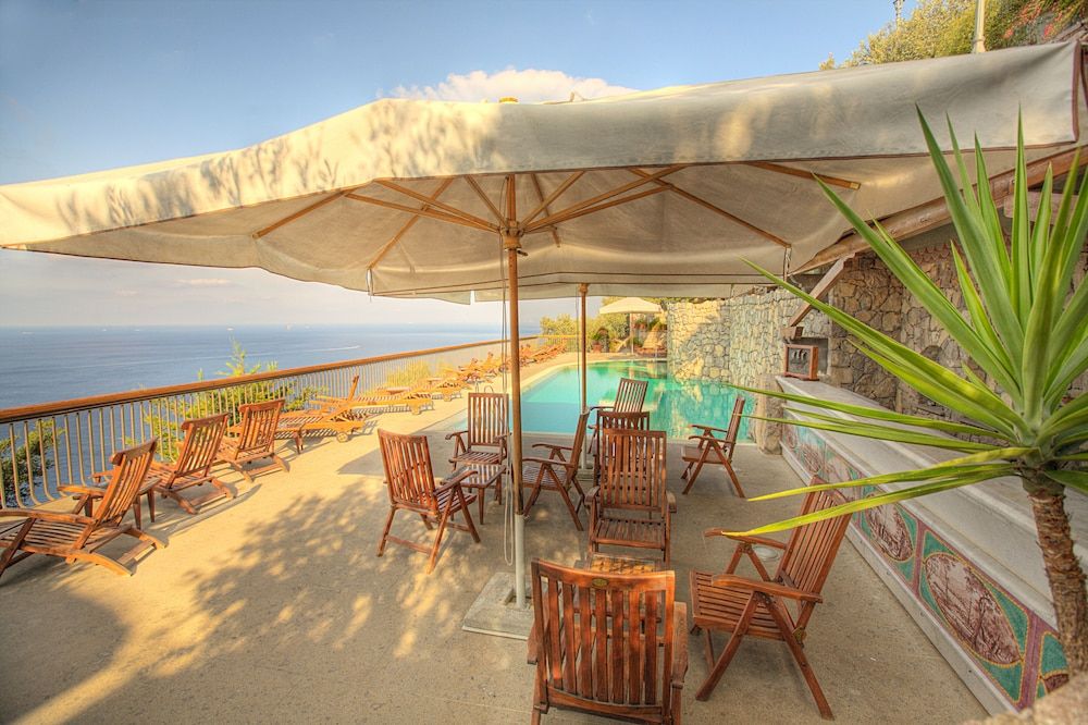 حوض السباحة