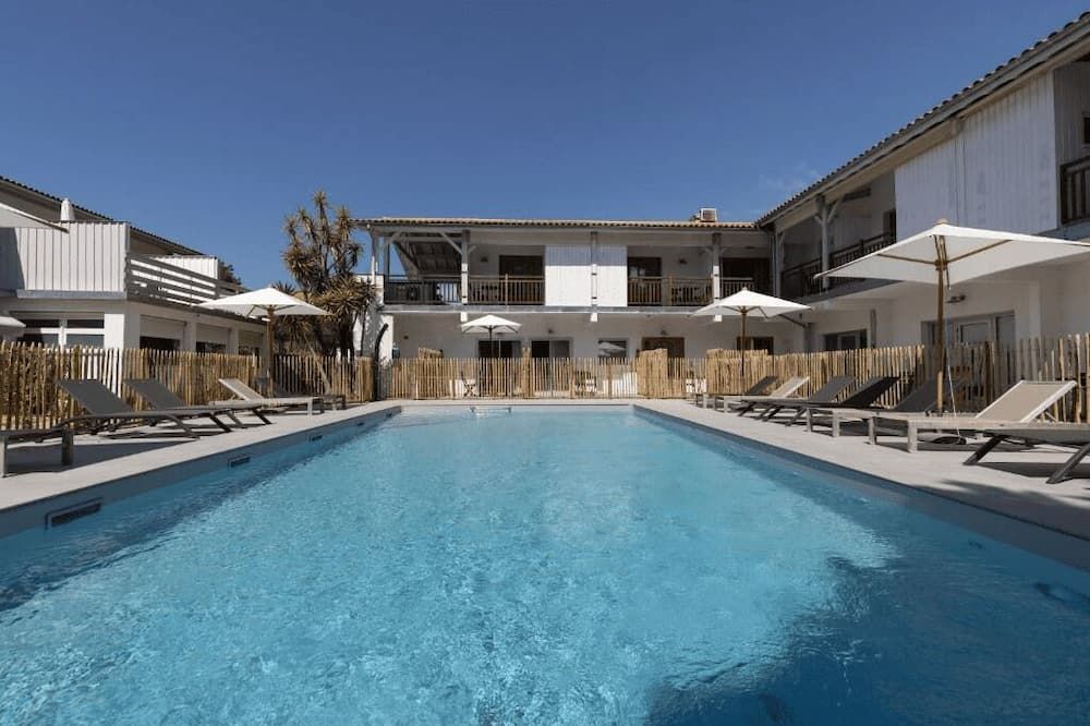 حوض السباحة