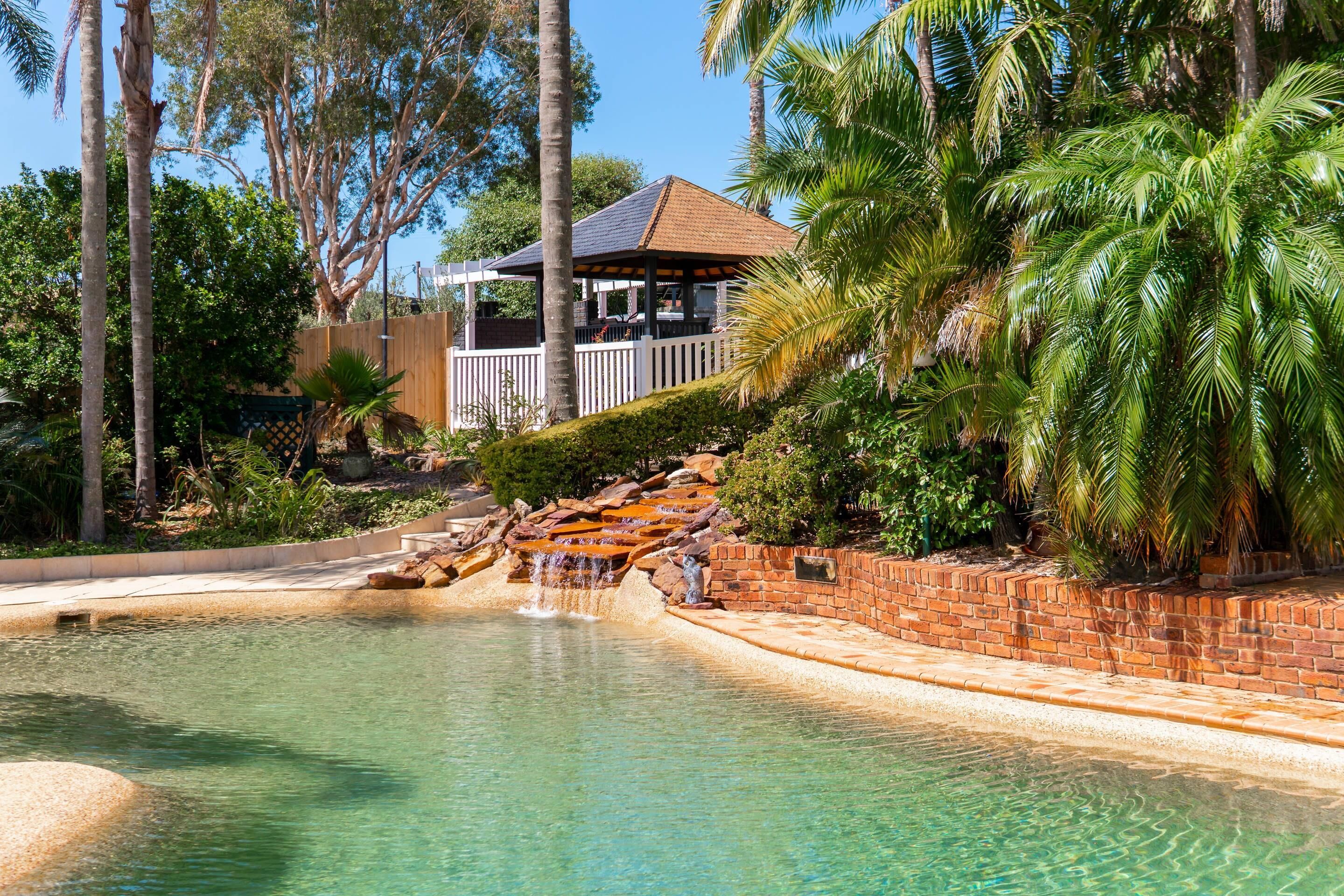 حوض السباحة