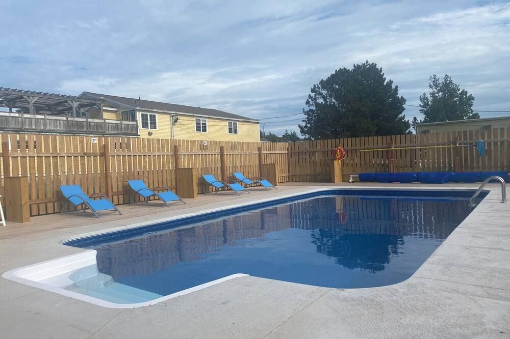 حوض السباحة