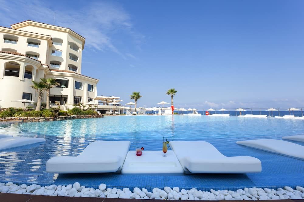 حوض السباحة