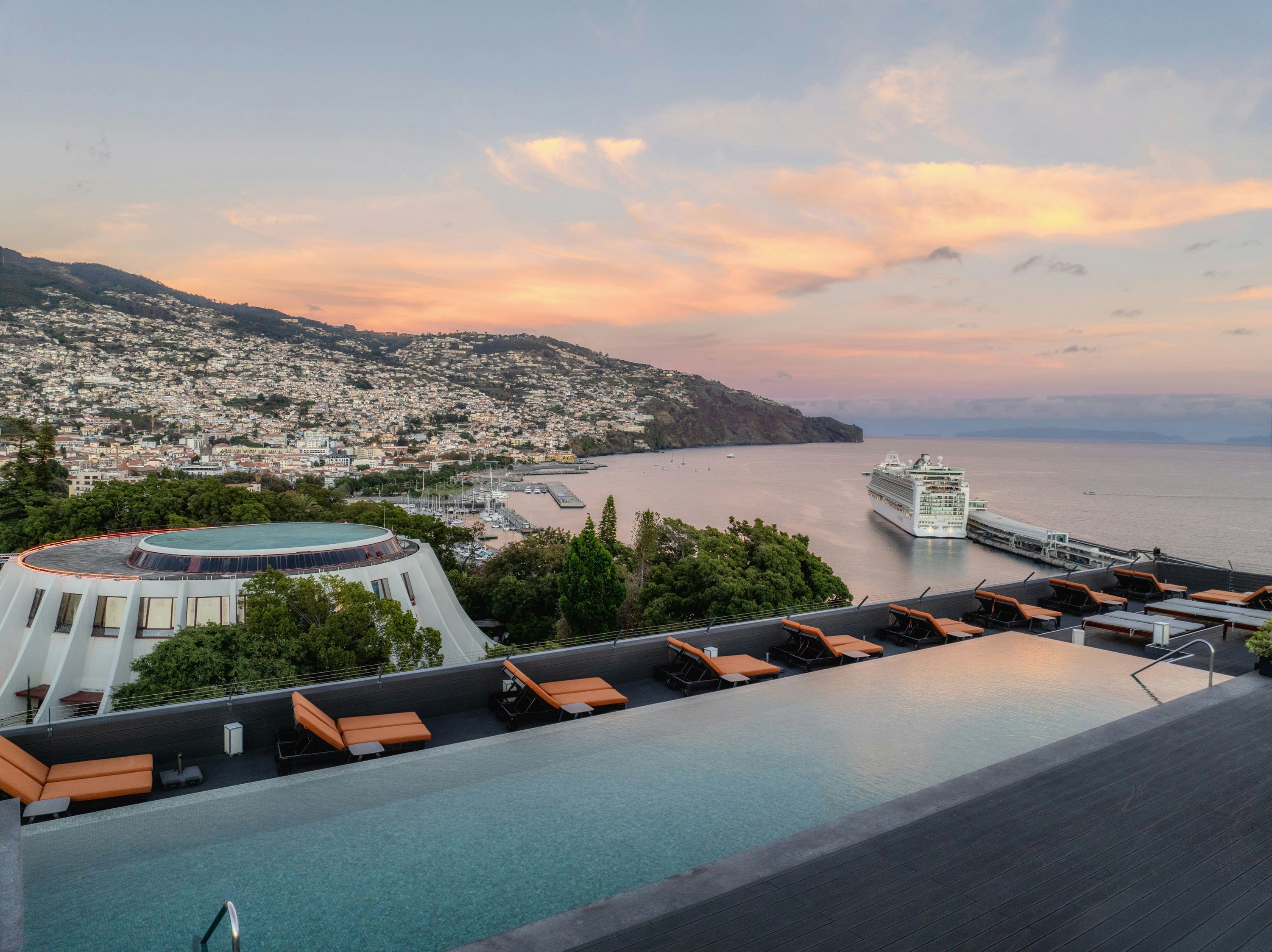 حوض السباحة