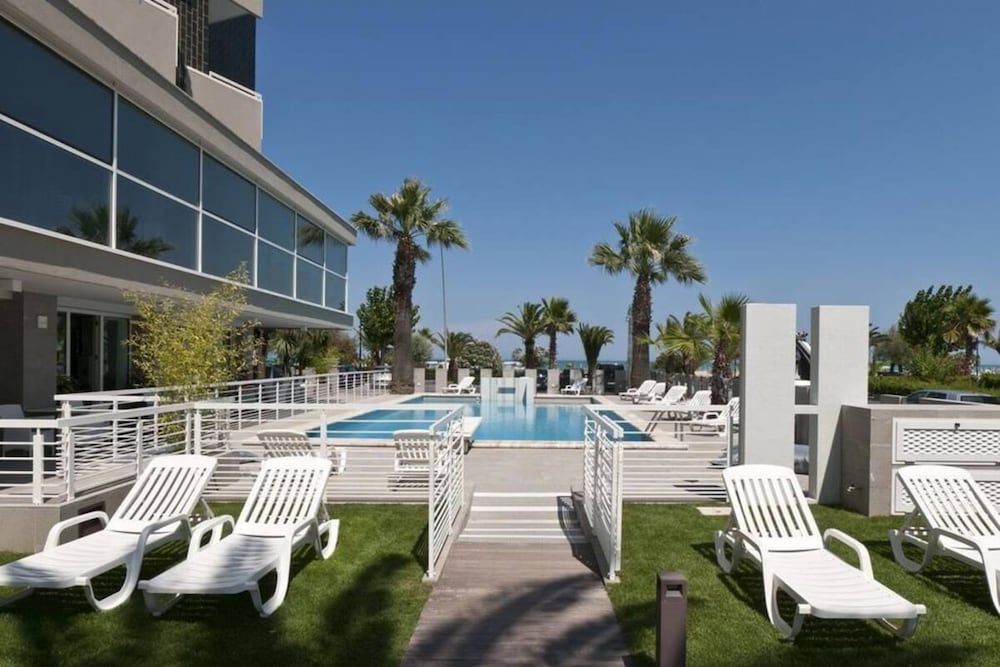 حوض السباحة