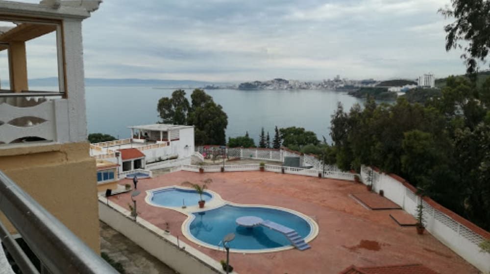 حوض السباحة