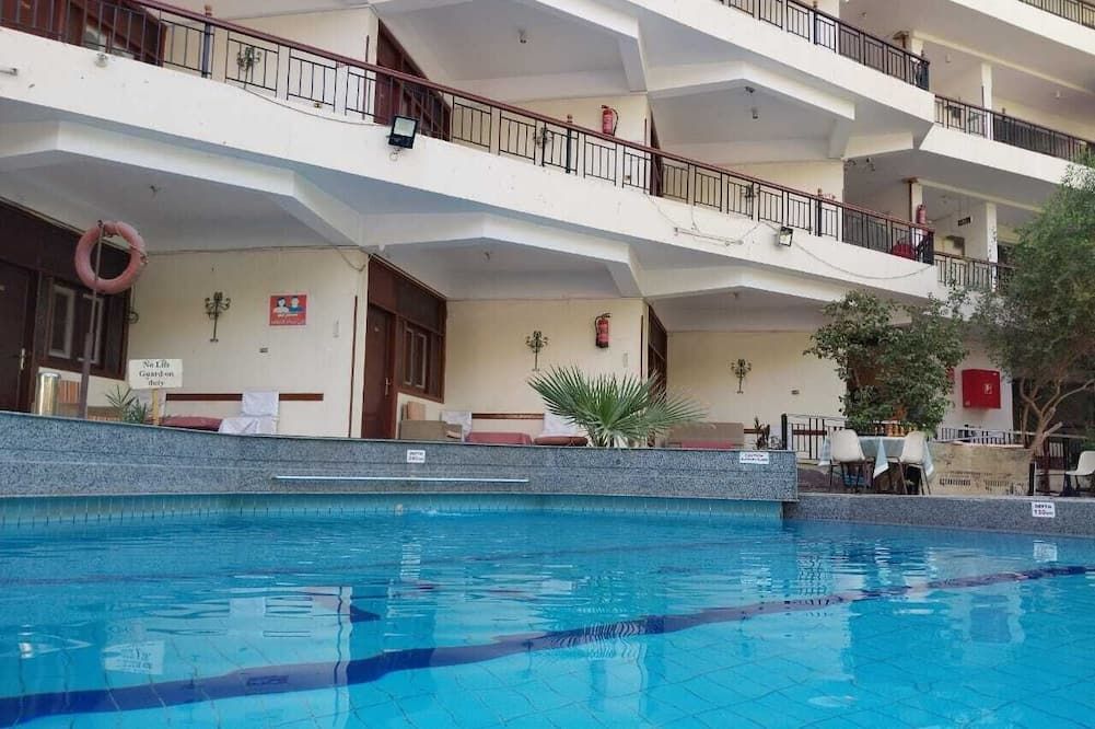 حوض السباحة صورة