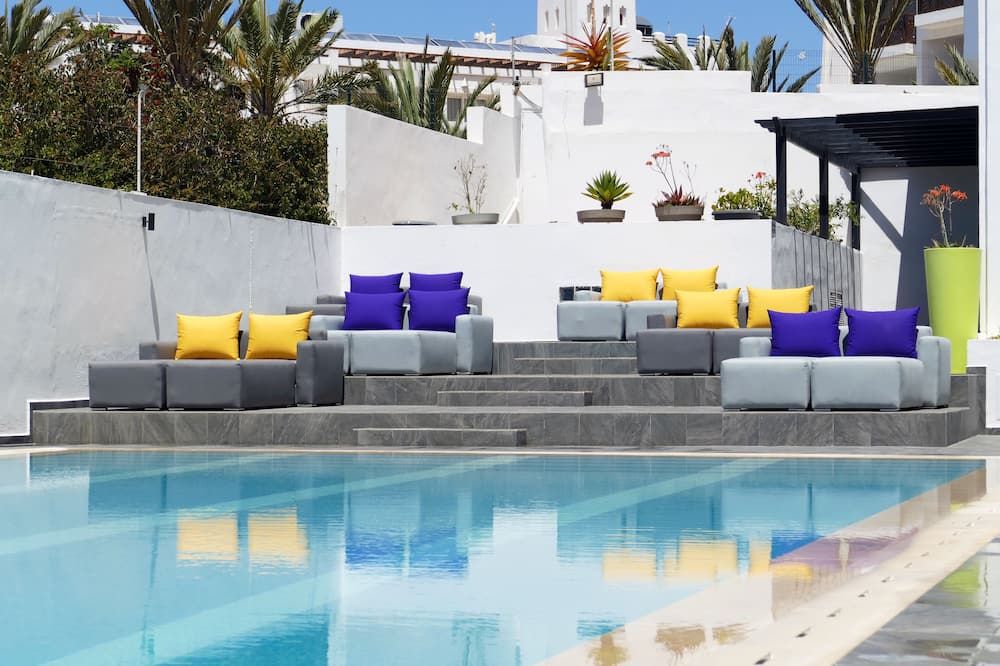 حوض السباحة