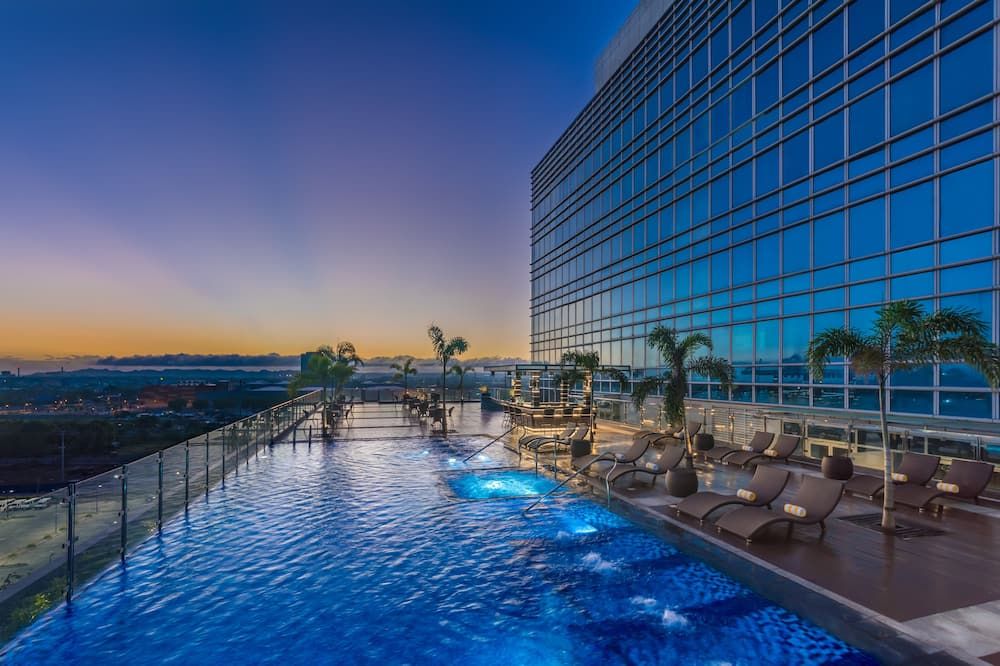 حوض السباحة