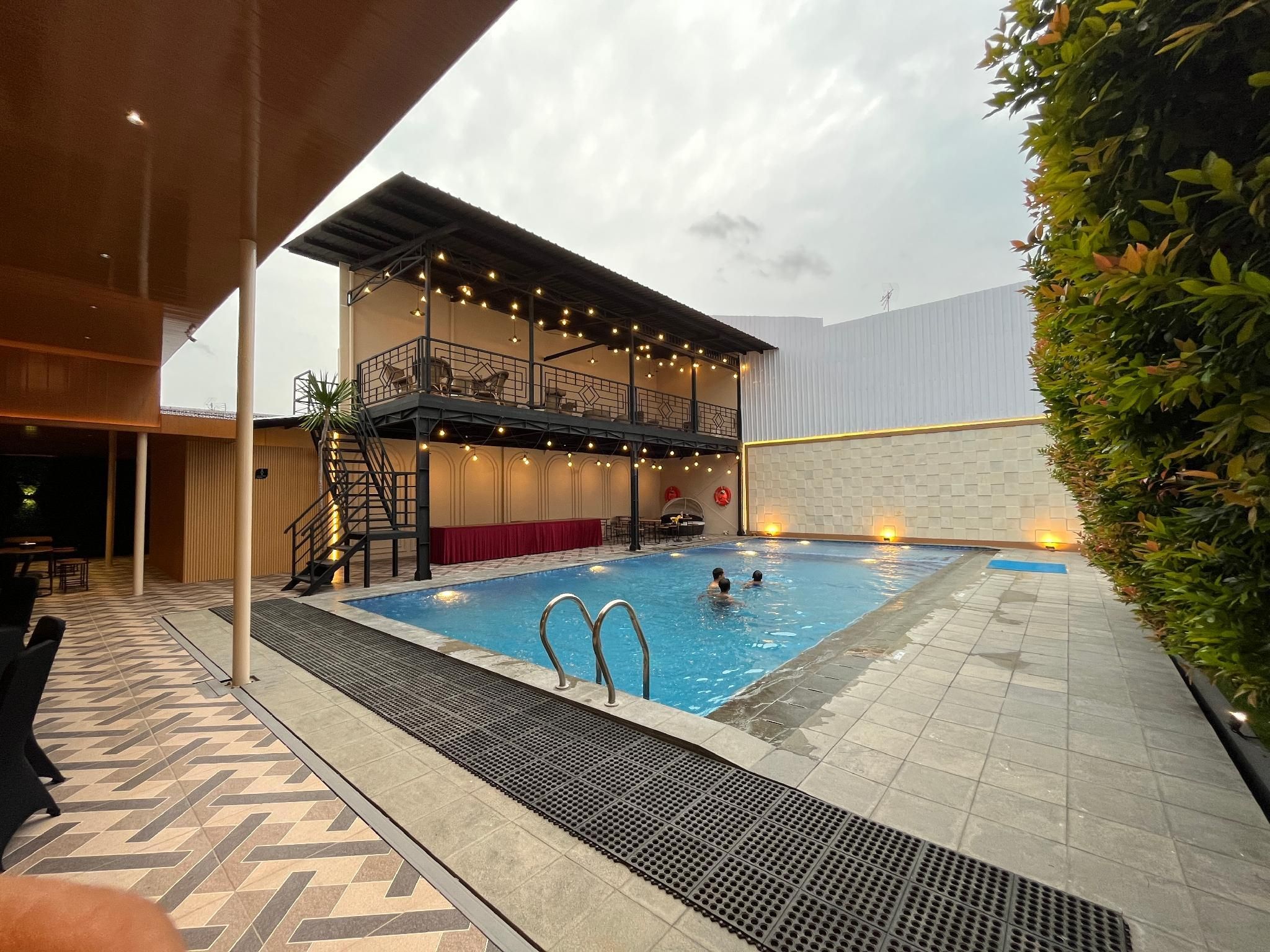 حوض السباحة