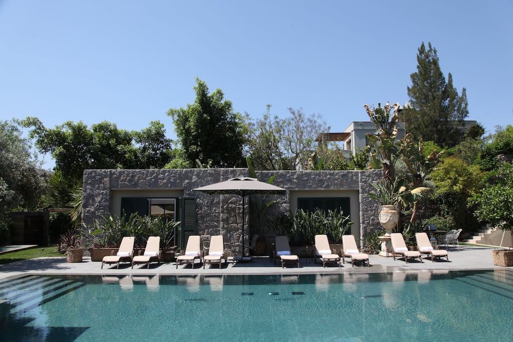 حوض السباحة