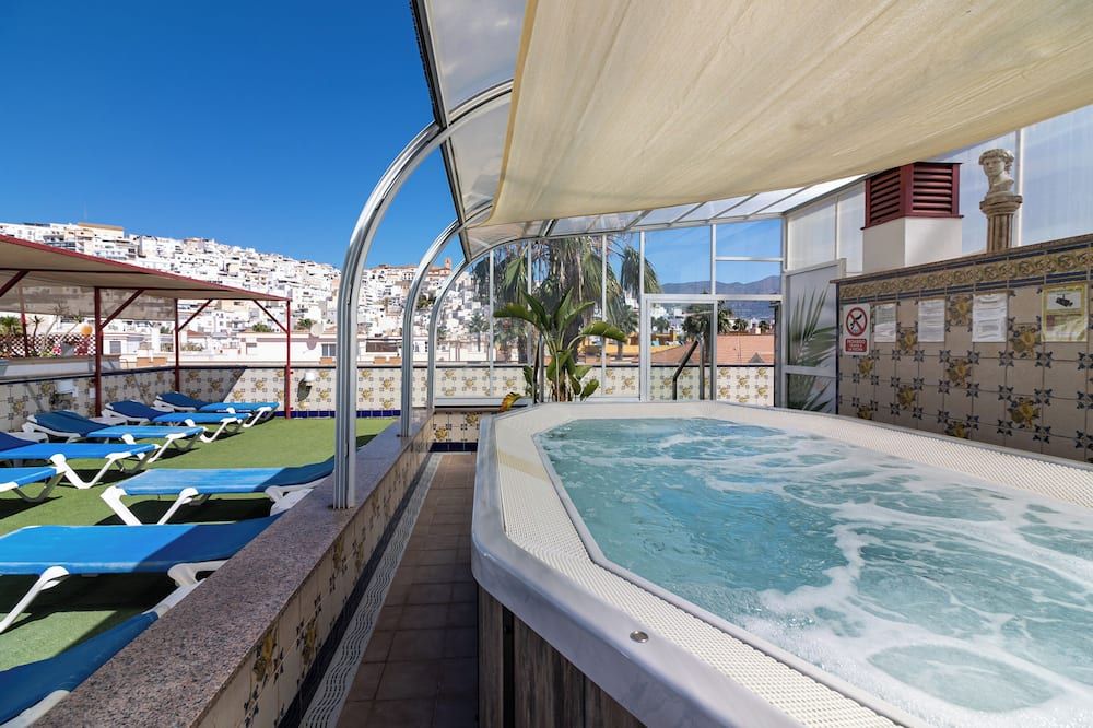 حوض السباحة