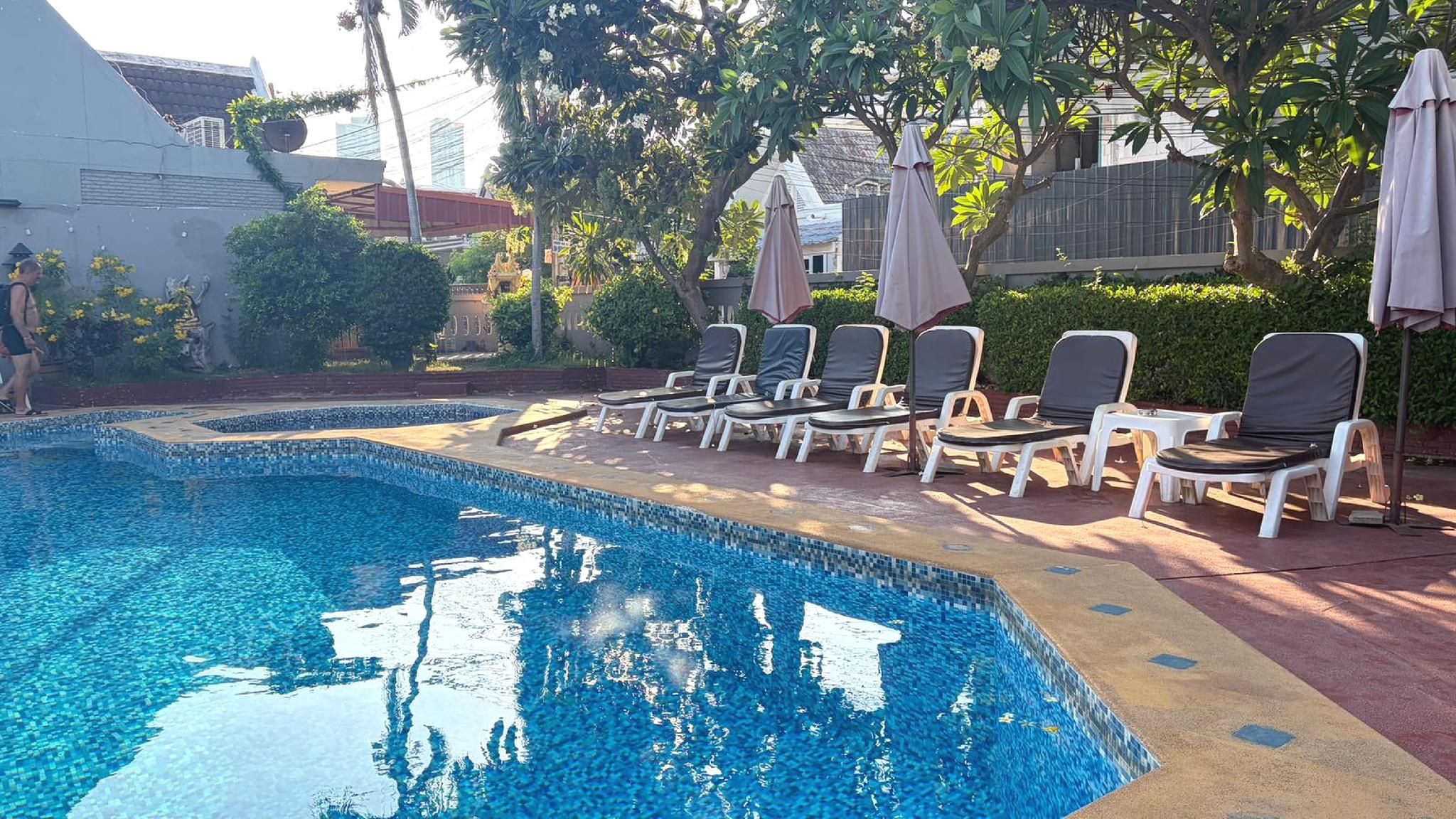 حوض السباحة