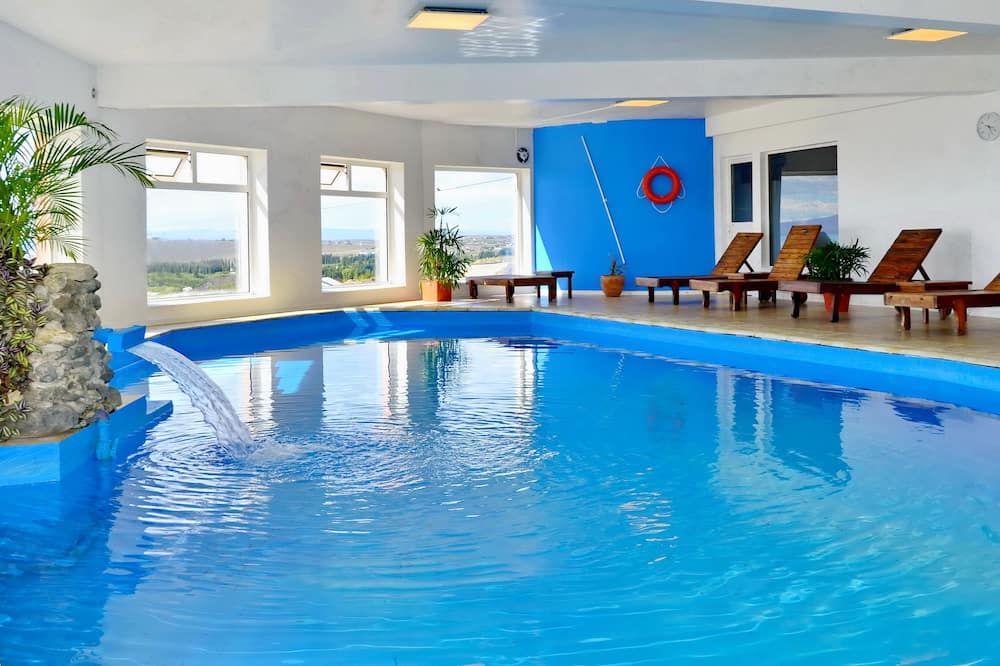 حوض السباحة