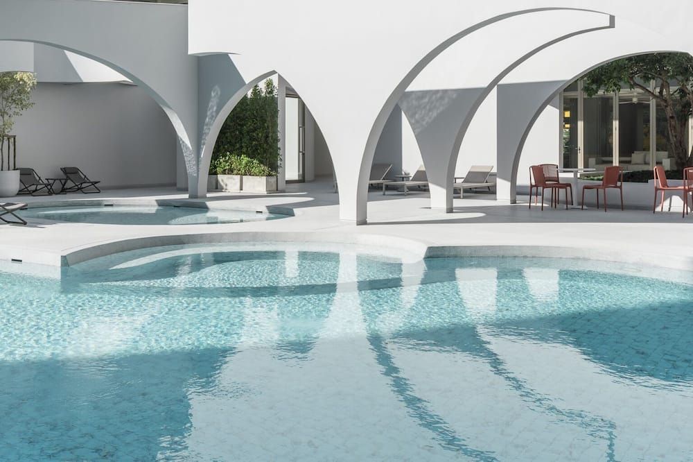 حوض السباحة