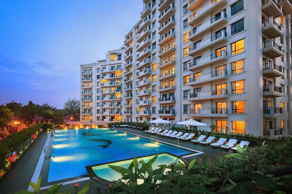 حوض السباحة