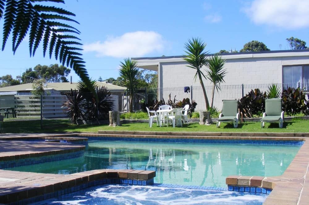 حوض السباحة