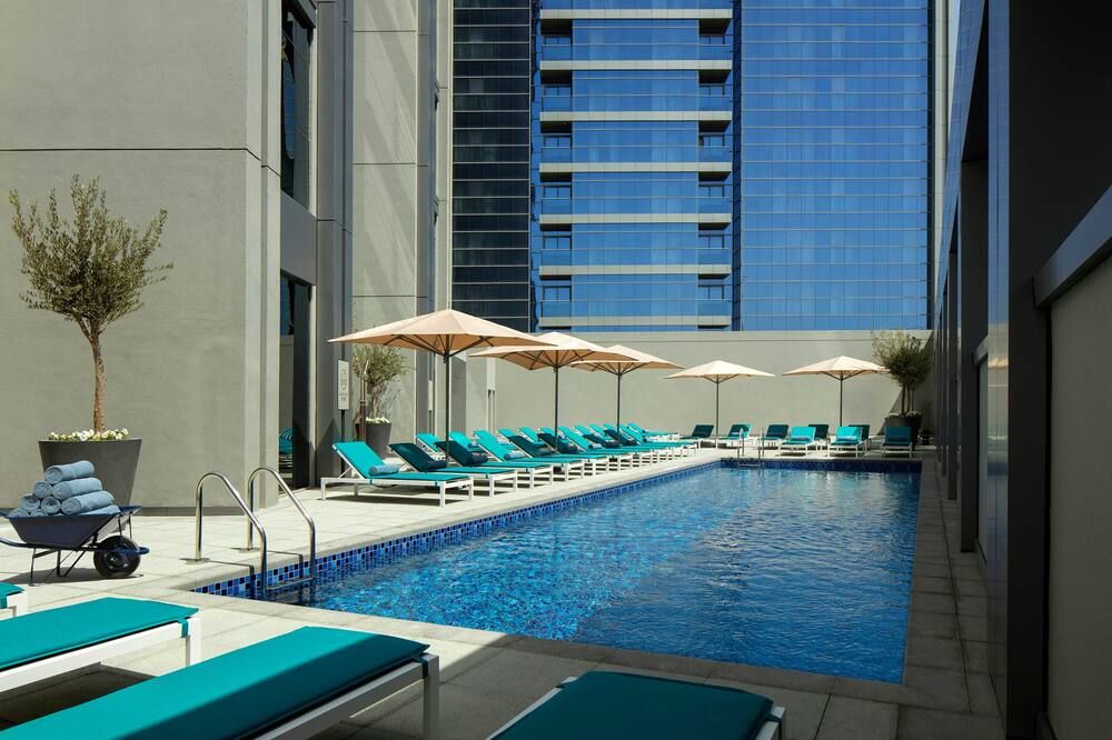 حوض السباحة
