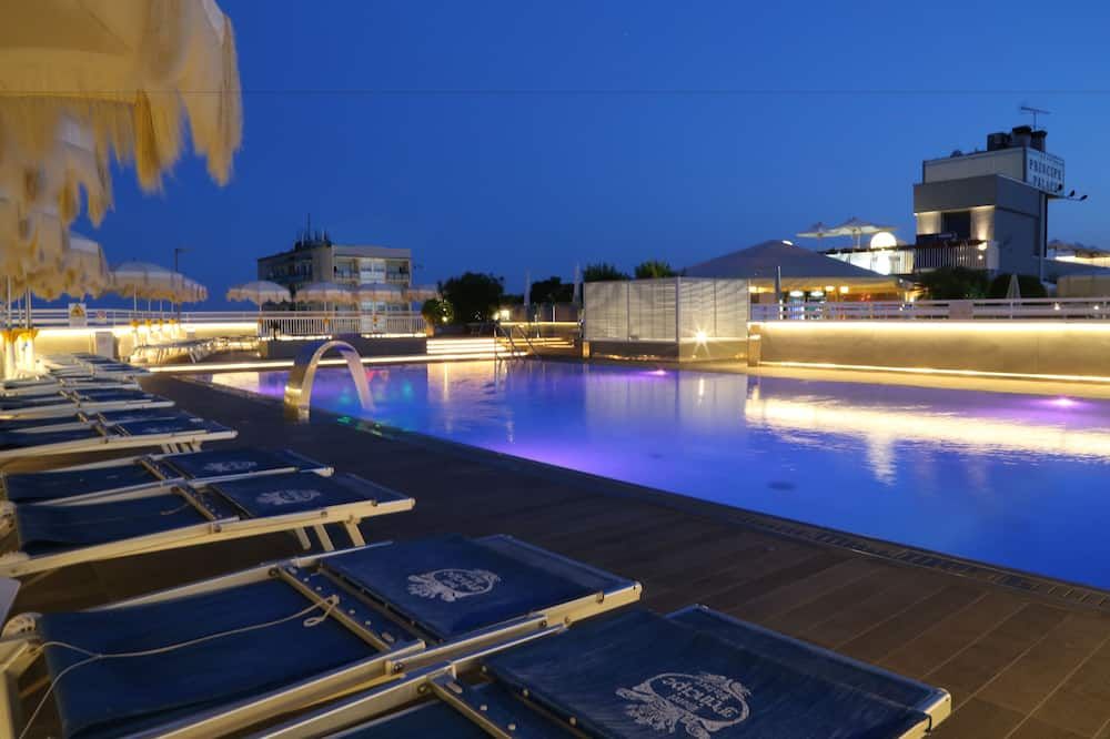 حوض السباحة