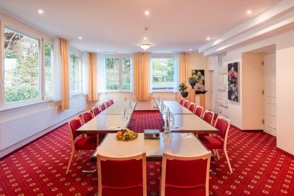 غرفة الاجتماعات