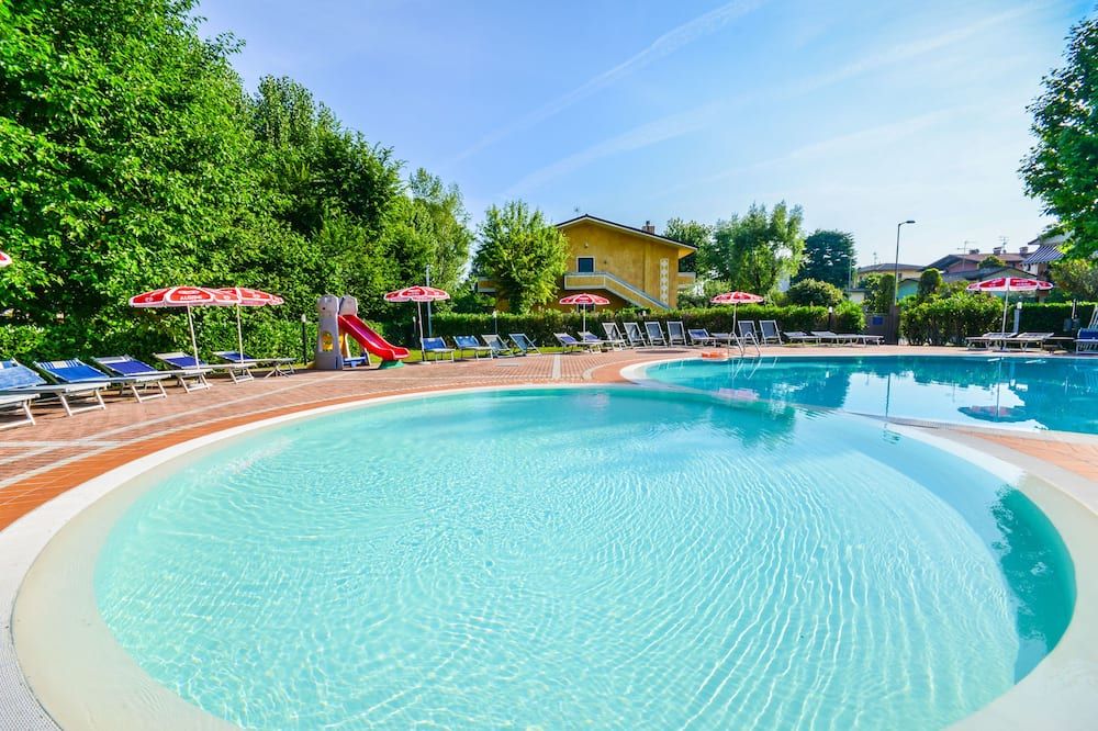 حوض السباحة