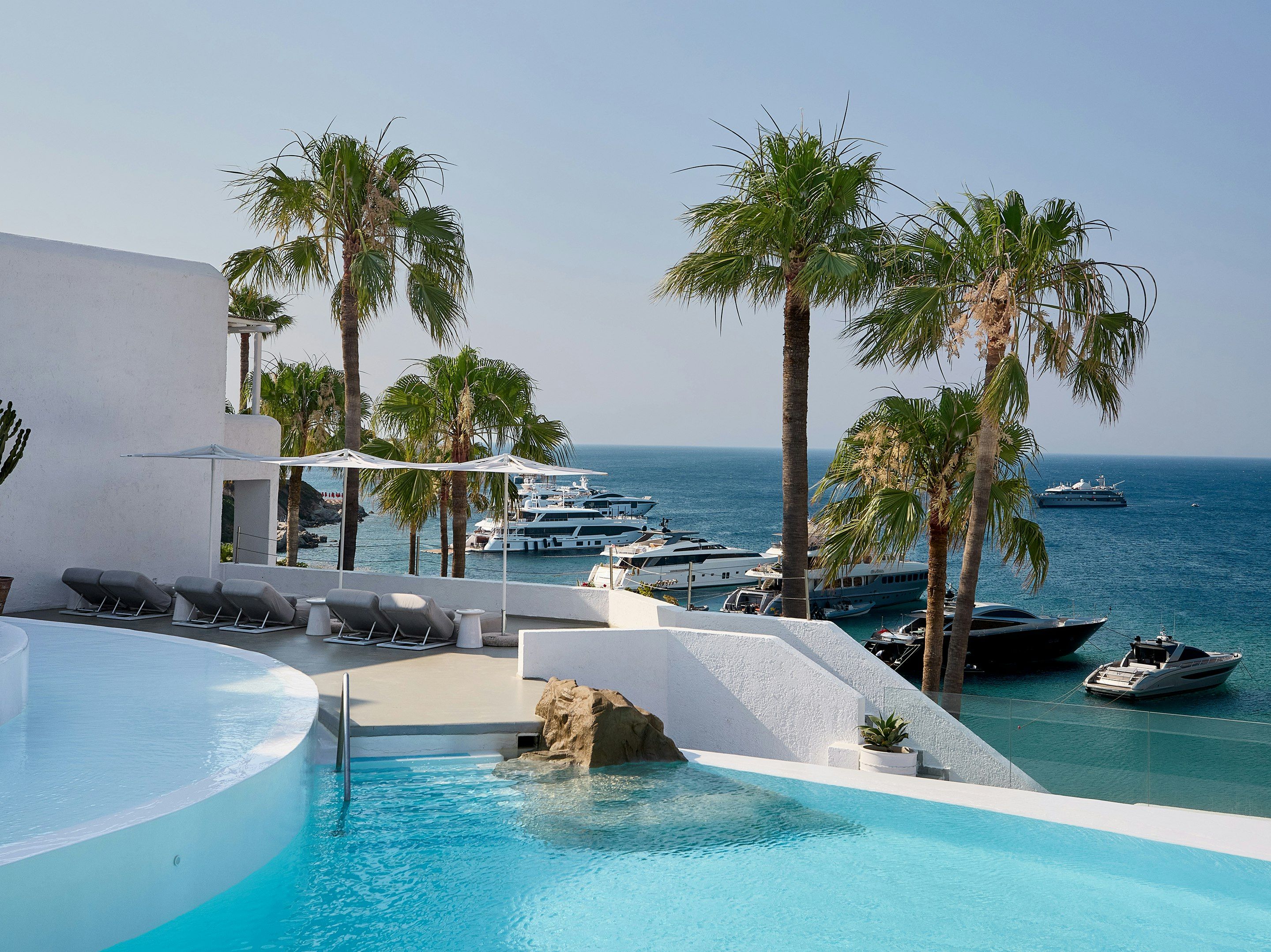 حوض السباحة