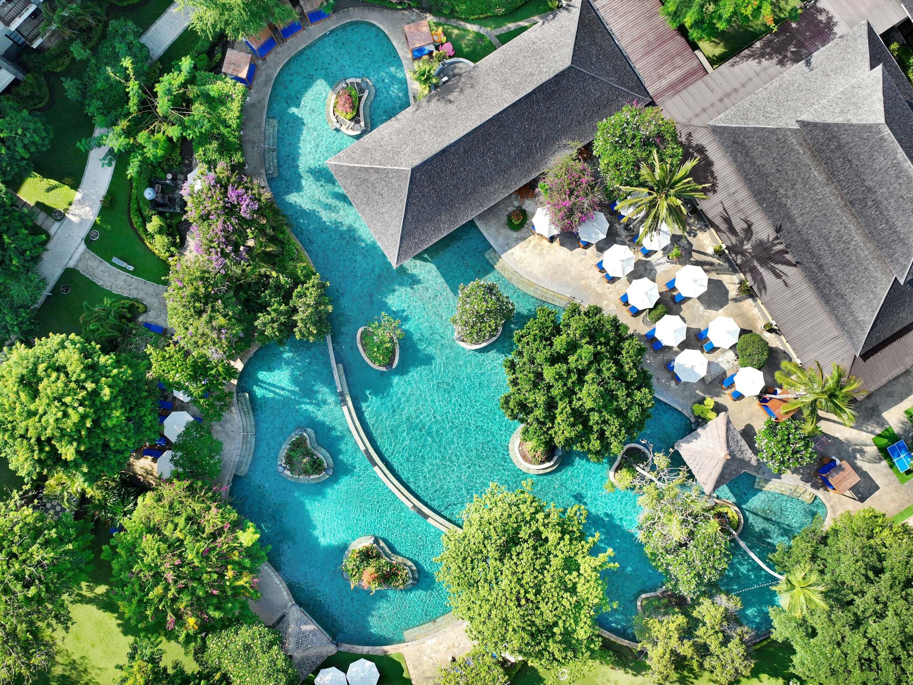 حوض السباحة