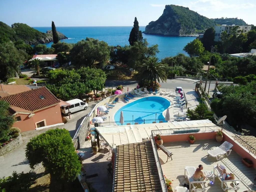 حوض السباحة