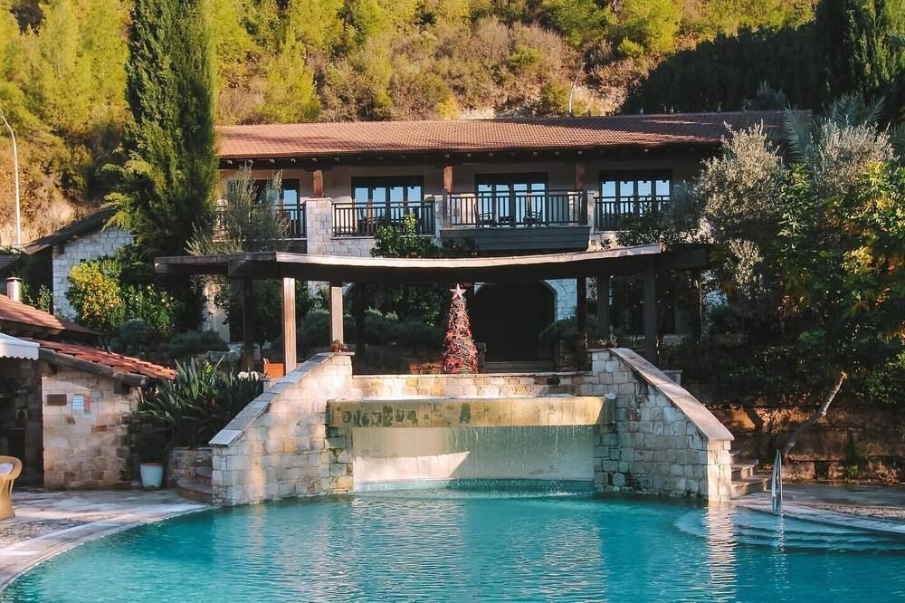 حوض السباحة