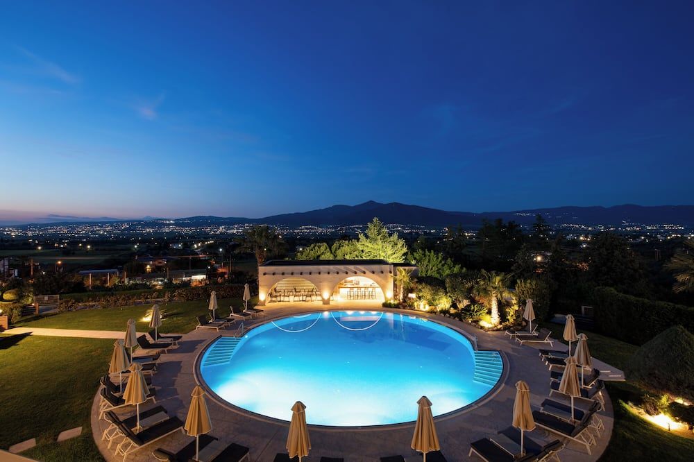 حوض السباحة