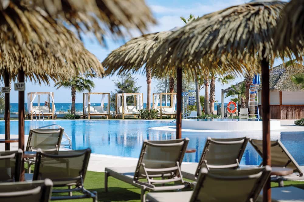 حوض السباحة