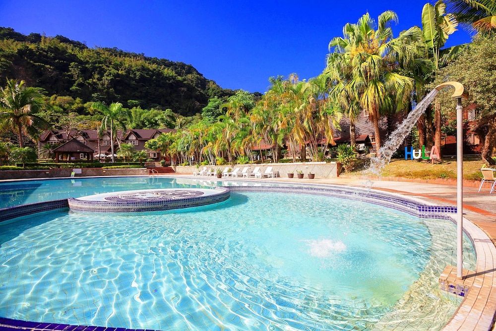 حوض السباحة